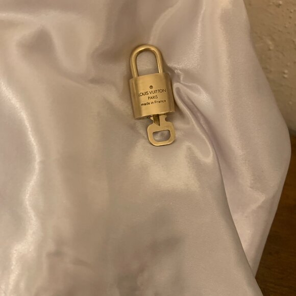 AUTH LOUIS VUITTON PADLOCK AND KEY - Picture 4 of 12